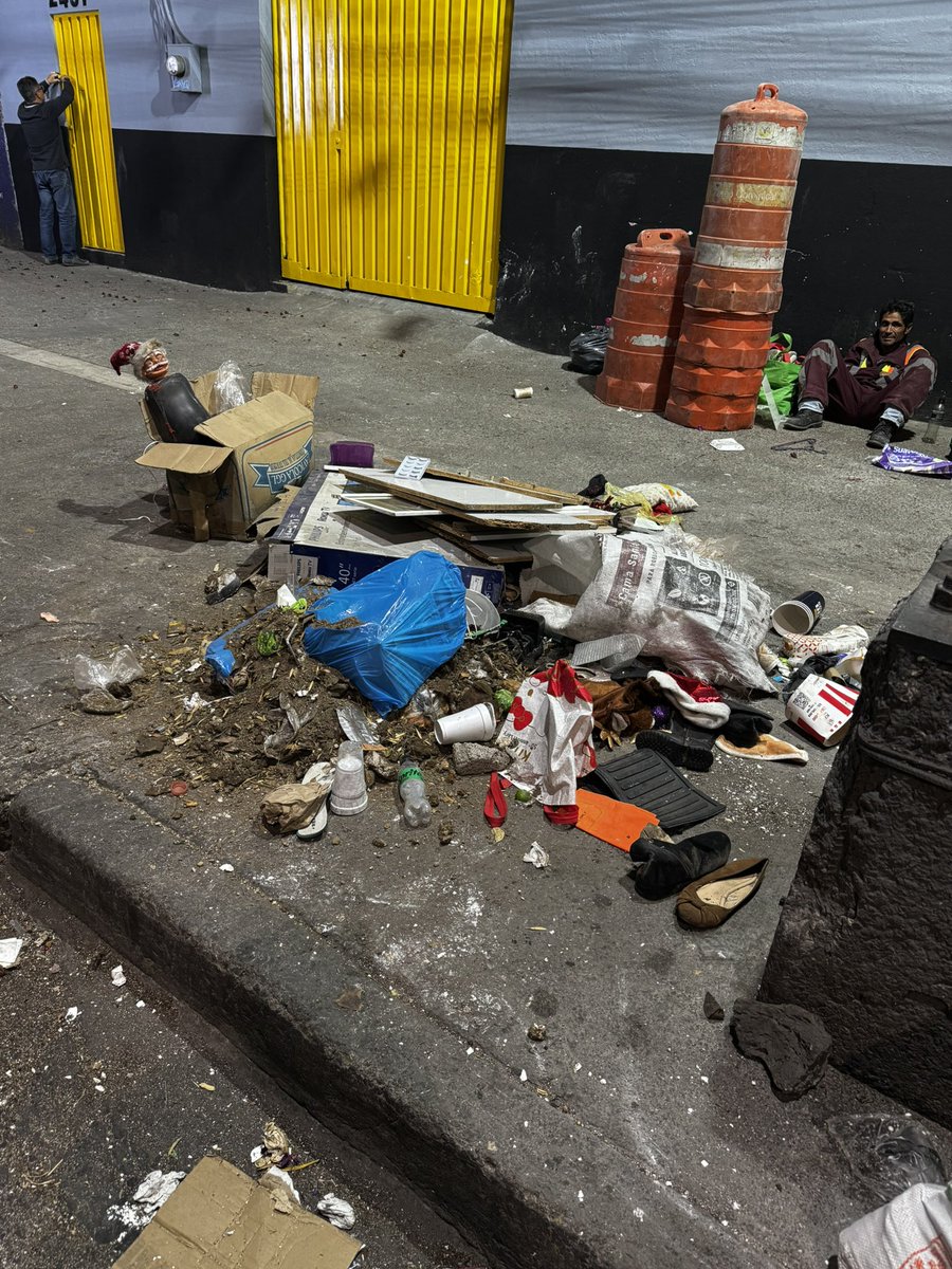alidadb's tweet photo. Seguimos con el problema @LourdesPaz24, hoy está peor y nadie hace nada!
Incluso hicieron el tiradero enfrente del personal de limpia.
@ClaraBrugadaM @IztacalcoAl @SSC_CDMX #DelegaciónIztacalco #Cdmx https://t.co/PKnBxETYjk