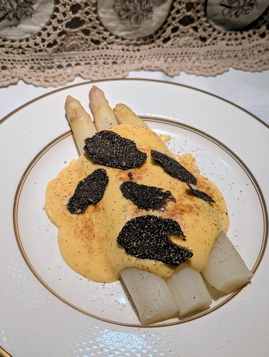 ChezShino's tweet photo. ＊Asperges Blanches  
    Sauce Hollandaise
〝フランスロワール産
露地栽培ホワイトアスパラガス⁡
⁡ソースオランデーズ〟
⁡桜満開の京都ホワイトアスパラ前線北上
⁡🌸と共に⁡先ずはLoire～到着です
瑞々しく真っ白
薄ピンクの穂先  
真直ぐスラリの美フォルム
Mademoiselleの指🌸
#シェシノ https://t.co/fnPxDbATVs