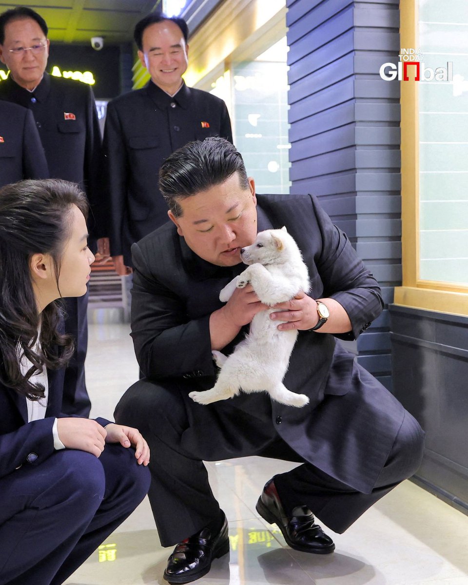 IndiaToday's tweet image. North Korean leader Kim Jong Un visits a pet shop during an inspection in Pyongyang, accompanied by his daughter Kim Ju Ae. Her frequent appearances continue to spark attention.

#KimJongUn #KimJuAe #NorthKorea #Pyongyang #IndiaTodayGlobal