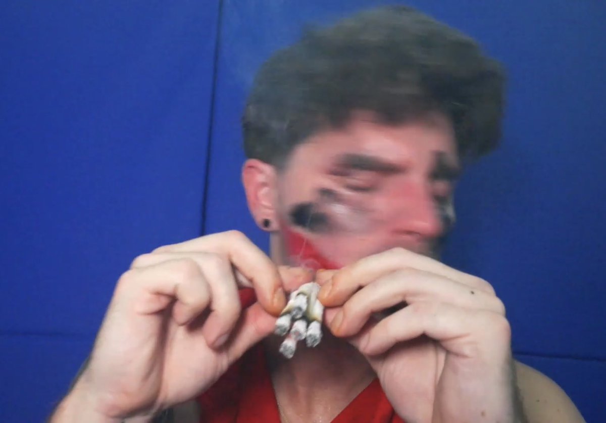 modestjuggalo's tweet photo. Smoking Challenge #fishtankliveupdates #fishtanklive https://t.co/HTLAcngJ5D