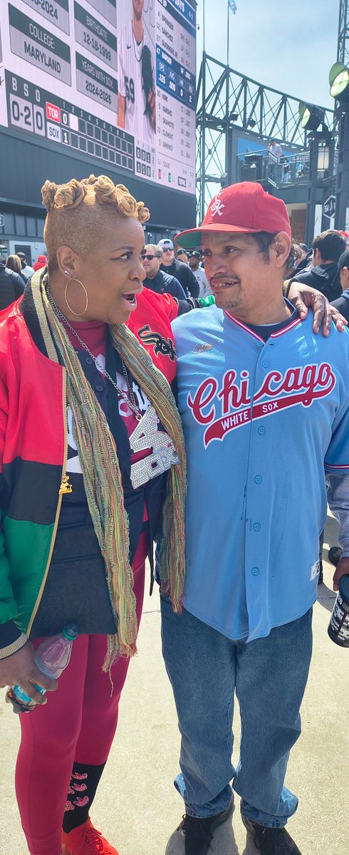 TheRealSoxChic's tweet photo. #WhiteSox Home Opener was EPIC!!!! #SoxWin Too! It's always fun meeting people from Facebook / Twitter. These are #BaseballFansWhoLikeSoxChic my group on FB!!!!
#SoxChic #WhiteSox #HomeOpener #RateField #LGWS #SoxWin https://t.co/2hzSlSizV6