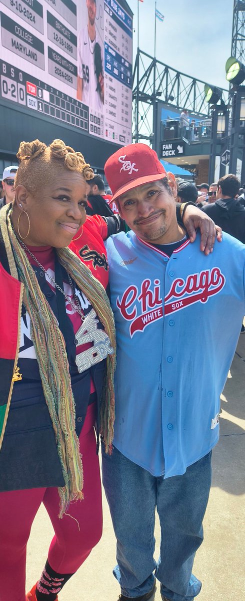 TheRealSoxChic's tweet photo. #WhiteSox Home Opener was EPIC!!!! #SoxWin Too! It's always fun meeting people from Facebook / Twitter. These are #BaseballFansWhoLikeSoxChic my group on FB!!!!
#SoxChic #WhiteSox #HomeOpener #RateField #LGWS #SoxWin https://t.co/2hzSlSizV6