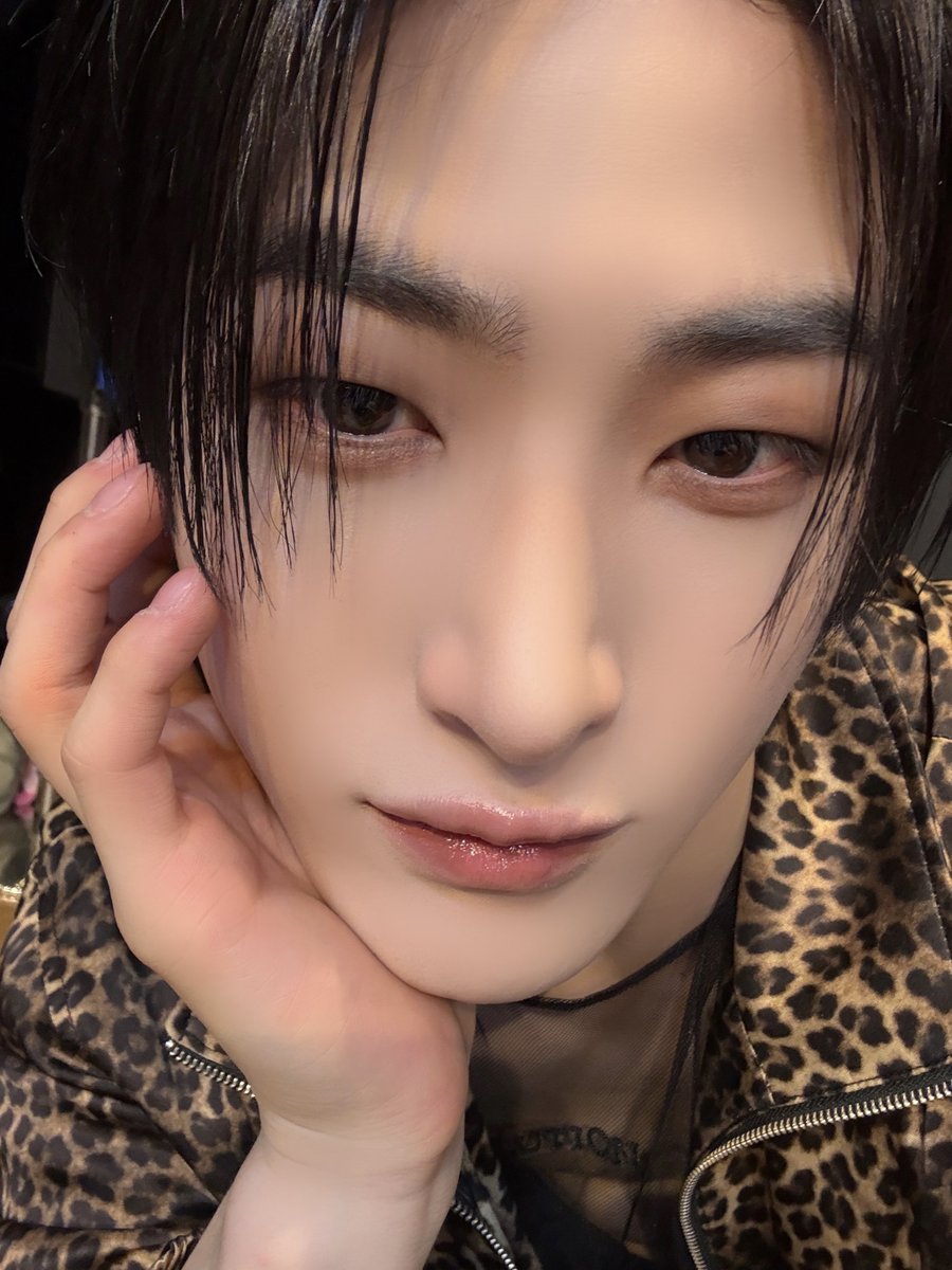 ALL(H)OURS tweet media