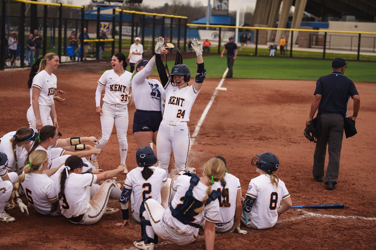 SashaWalker2027's tweet photo. Had an awesome time watching @KentStSoftball today against Bowling Green. Seeing the football team come support during the comeback was great!!! My aunt @_jcsquared got a few photos after the home run. Can’t wait to be a flash! ⚡️⚡️@Jess_Odonnell88 @Coach_PetrieSB @whitmorealex8 https://t.co/EylbhRJ9Jb