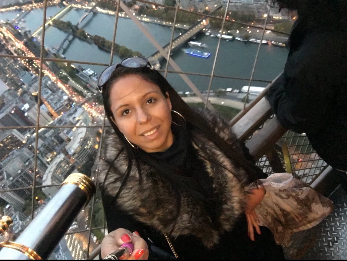 karoltdy's tweet photo. @outkylies Eu de cima da Torre Eiffel em 2015, com um pau de selfie e um sonho 😅 https://t.co/nlkAAvW5GK