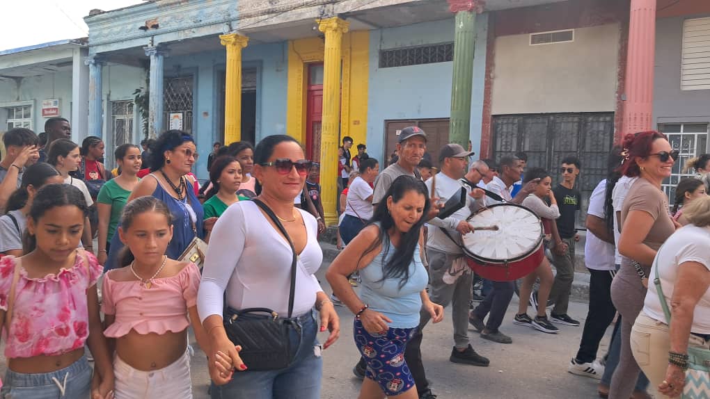 ¡Morón en la calle! 
Hoy tuvo lugar el desfile cultural "El Águila de la Trocha" con <a href="/arnaldotalisman/">Arnaldo Rodriguez TALISMÁN</a> marcando el inicio del festival Piña Colada.
#Cuba #CDRCuba #PiñaColada #CubaNoSeRinde