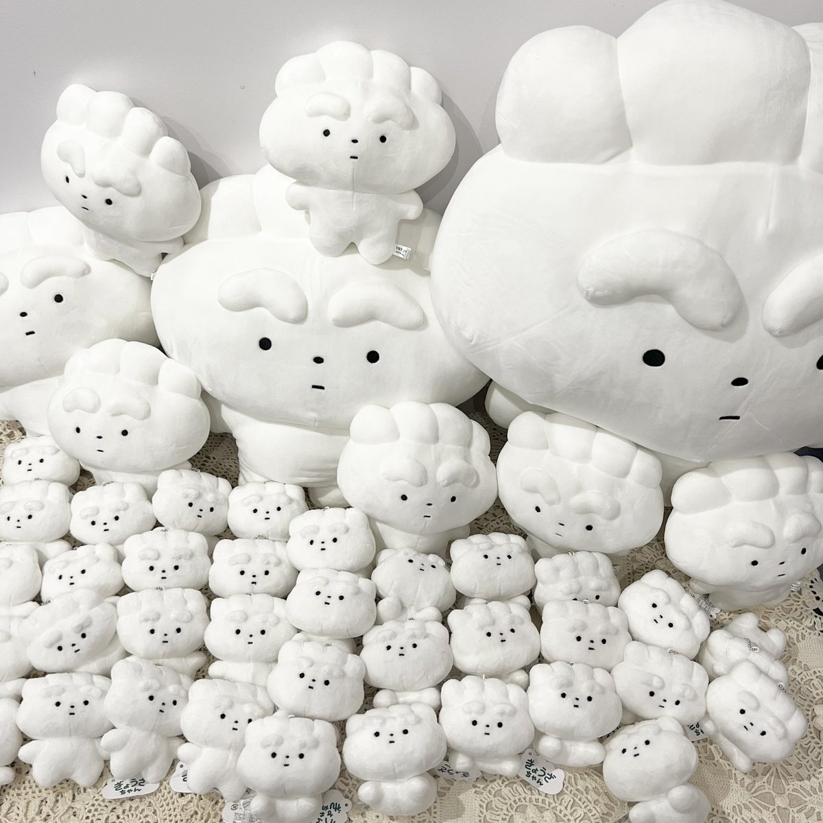 本日4/4〜の個展会場(原宿)にて、 ・ぎょうざちゃんマスコット