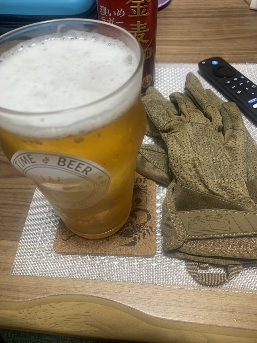 izu_chei_hazu's tweet photo. 職場のパイセンからサイズ違いで千円で譲ってもらったメカニクスのグローブをつまみに昼ビールw
#Mechanix https://t.co/5KYZIziMI0