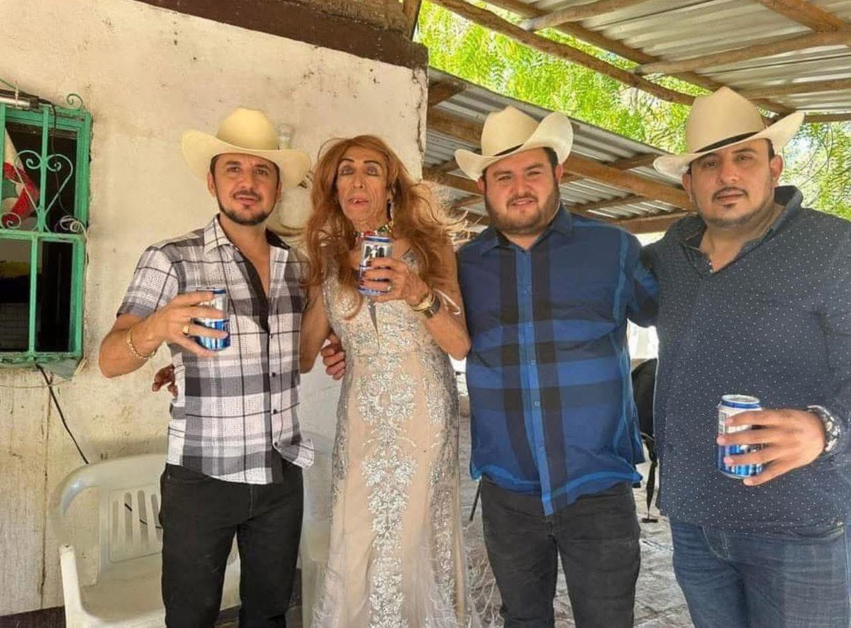ViernesTrans's tweet photo. Peda Trans 🍺 https://t.co/QmIDUdAAki