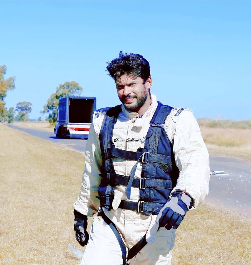 NaazEmotion's tweet photo. The winner! 
The hard work,
Never did he shy away or shirk.
From putting his best foot forward,
And that's how he got the award.
The passion to win so strong.
How could he then go wrong. 

10YRS Of KKK7 WINNER SID

Our Champ 

🧡💛💙💜💚❤
#SidharthShukla @sidharth_shukla https://t.co/eu8hEu2YC4