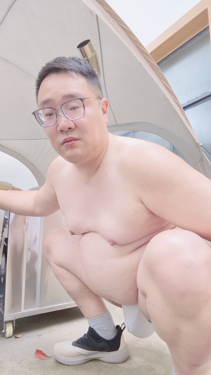 FatMan_BearMan's tweet photo. 野外楼梯的拍摄（二）
楼梯旁的锅和灶和���人 https://t.co/3WPa4N6X8m
