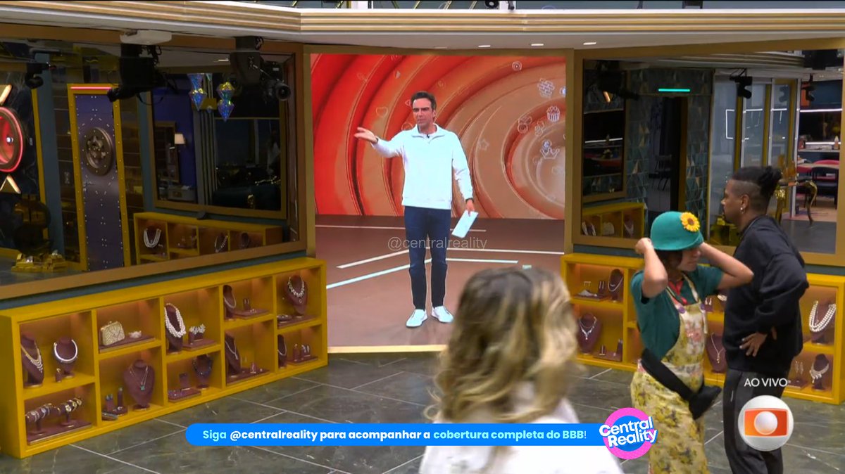 centralreality's tweet photo. Tadeu: "Oh Juliano, se vesta! Isso é jeito de me receber rapaz, de cueca?" #BBB26 https://t.co/YgjZt6mDKz