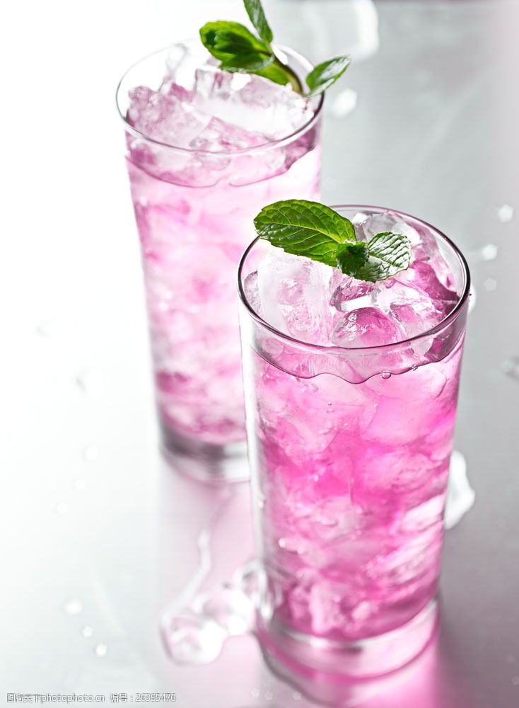 tish_ka's tweet photo. 5-Minute Watermelon Mint Cooler  Blend 2 cups seedless watermelon + 5 mint leaves + 1 tsp lime juice. Strain (optional) for a smooth sip. Top with a mint sprig u0026 ice! Perfect for beating summer heat.  #QuickDrinks #SummerSips https://t.co/e4KvjJzqNJ