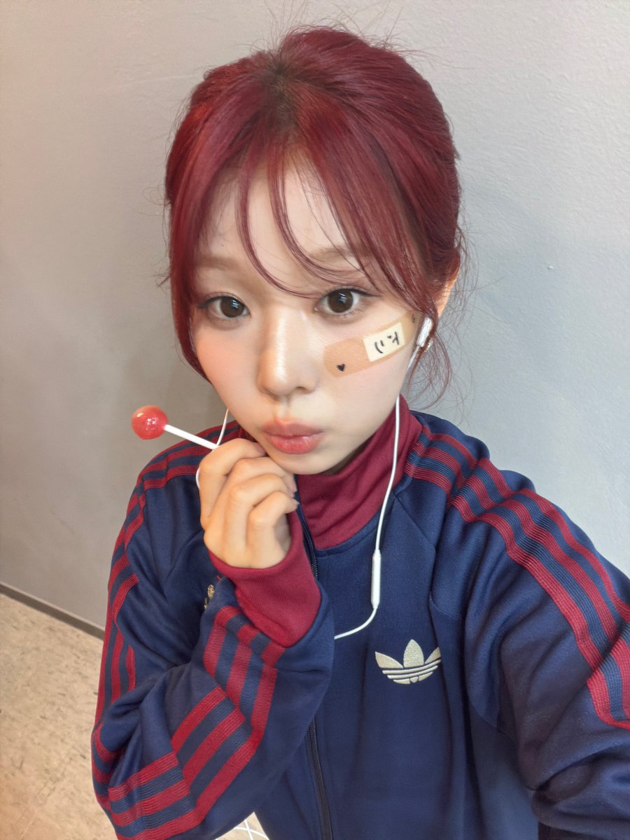 •⩊• tweet media