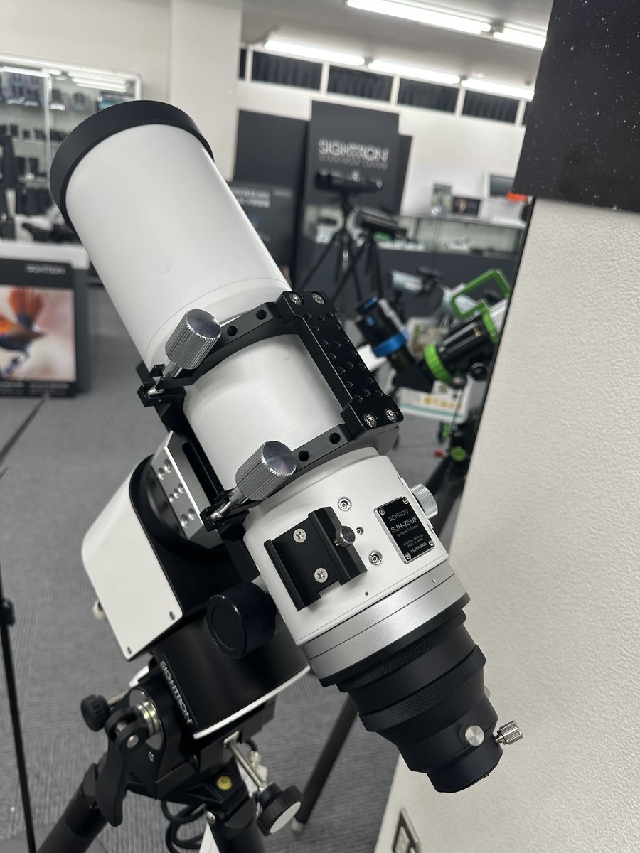 AnakChan's tweet photo. Stopped by Sightron to take a look at the SJH-75UF. It's a very impressive design!
#Sightron #SightronSJH75UF #SJH75UF #telescope https://t.co/GFJo9gYGsv
