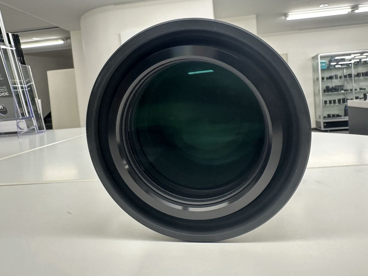 AnakChan's tweet photo. Stopped by Sightron to take a look at the SJH-75UF. It's a very impressive design!
#Sightron #SightronSJH75UF #SJH75UF #telescope https://t.co/GFJo9gYGsv