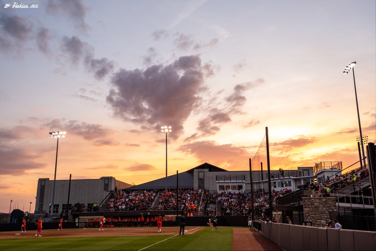 NCAASoftball's tweet image. Beautiful, stunning, no notes. 🤩

#NCAASoftball x 📸 @HokiesSoftball