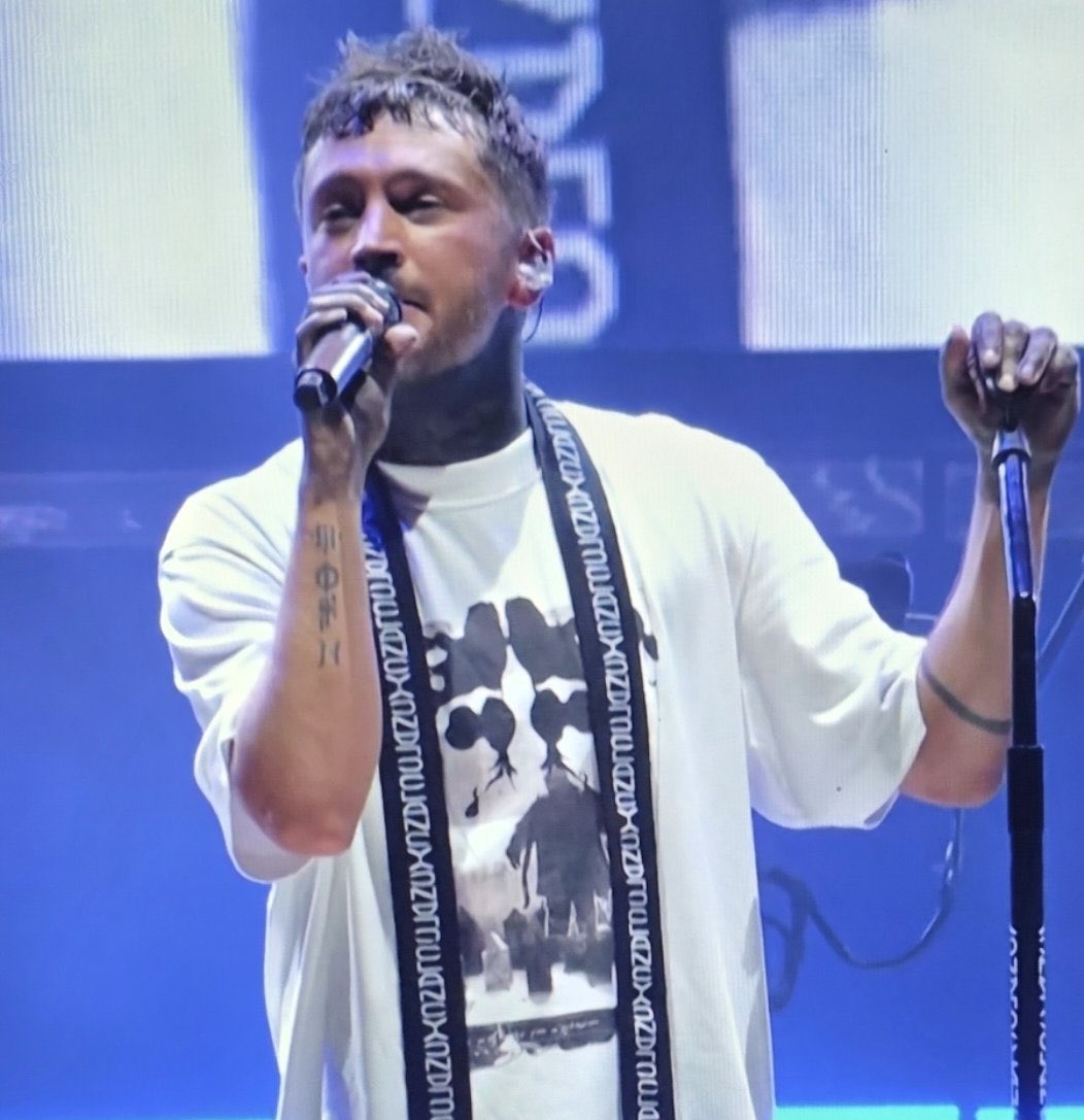 cIancyisdead's tweet image. hi
tylers shirt (or at least the main graphic which is him surrounded by graves) is old btw

october 2024 vs today. they just added ink blots at the top + the clancy letter excerpt (curtesy of @/trjbatman)