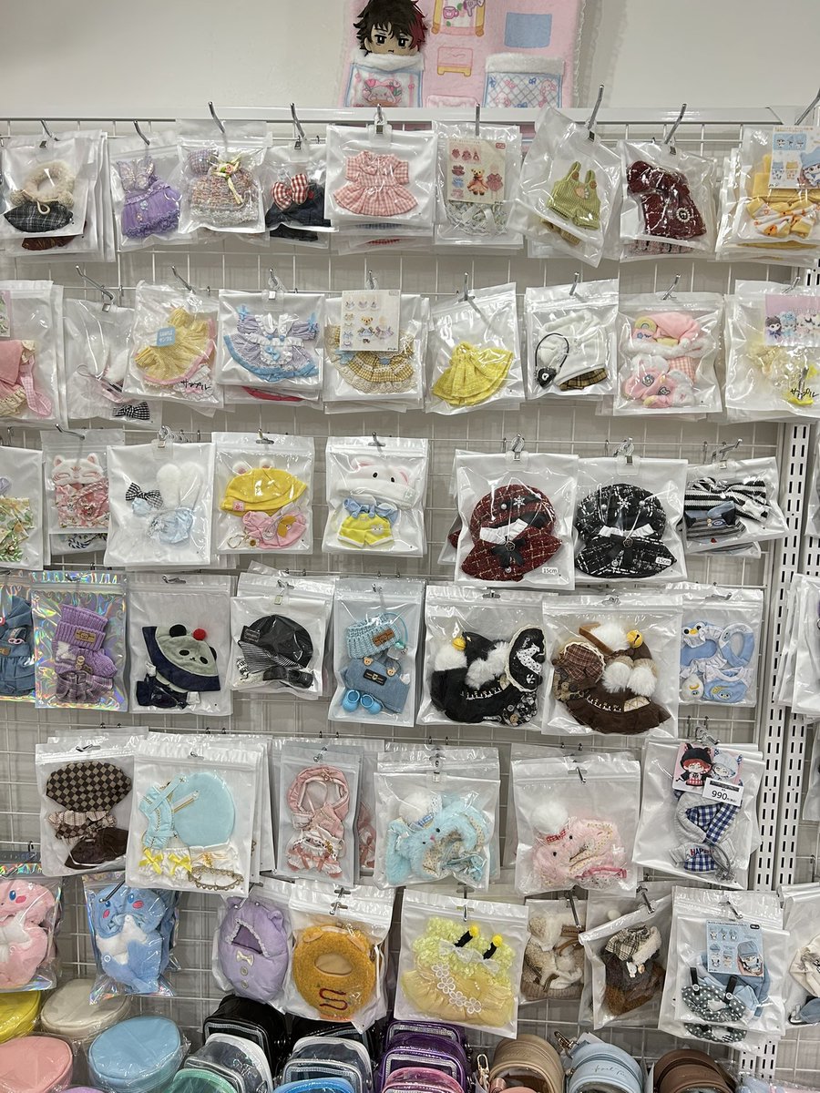jeken_ikebukuro's tweet photo. 4/4（土）🦉池袋ジェイホビ研究所🦉
営業時間⏰11:00〜20:00

携帯ゲーム型ぬいポーチは、ぬいぐるみがゲームの世界に入っちゃった！ゲーム機風デザイン★
取り外し可能なチェーン付きなのでバッグに付けられて便利です！

ぬいちゃんと一緒にご来店いただければ、試着もできますので気軽にスタッフにお声がけください☺️
#推し活 #推し活グッズ #推し活グッズ専門店