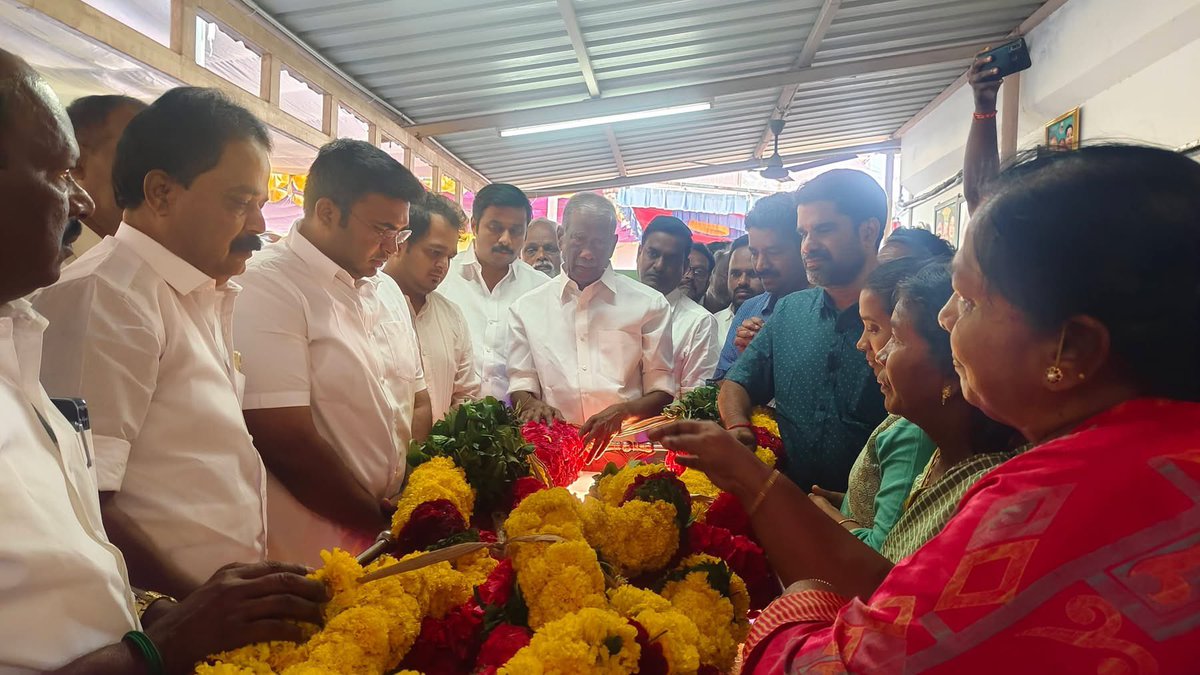 asmaheswaricbe's tweet photo. முன்னாள் அமைச்சர் ப.மோகன் அவர்களின் மனைவி மறைவையொட்டி 

மாண்புமிகு எடப்பாடியார் அவர்கள் தேர்தல் சுற்றுப்பயணத்தில் இருப்பதால் 

அவரால் நேரில் வர இயலாத காரணத்தினால் எடப்பாடியார் அவர்களின் குடும்பத்தின் சார்பில்

அவரது மகன் மிதுன் அவர்கள் நேரில் சென்று அஞ்சலி செலுத்தினார்.!😭 https://t.co/pTKGozlomx