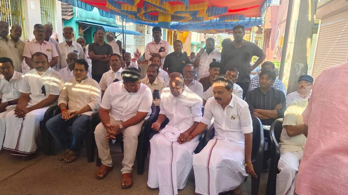 asmaheswaricbe's tweet photo. முன்னாள் அமைச்சர் ப.மோகன் அவர்களின் மனைவி மறைவையொட்டி 

மாண்புமிகு எடப்பாடியார் அவர்கள் தேர்தல் சுற்றுப்பயணத்தில் இருப்பதால் 

அவரால் நேரில் வர இயலாத காரணத்தினால் எடப்பாடியார் அவர்களின் குடும்பத்தின் சார்பில்

அவரது மகன் மிதுன் அவர்கள் நேரில் சென்று அஞ்சலி செலுத்தினார்.!😭 https://t.co/pTKGozlomx