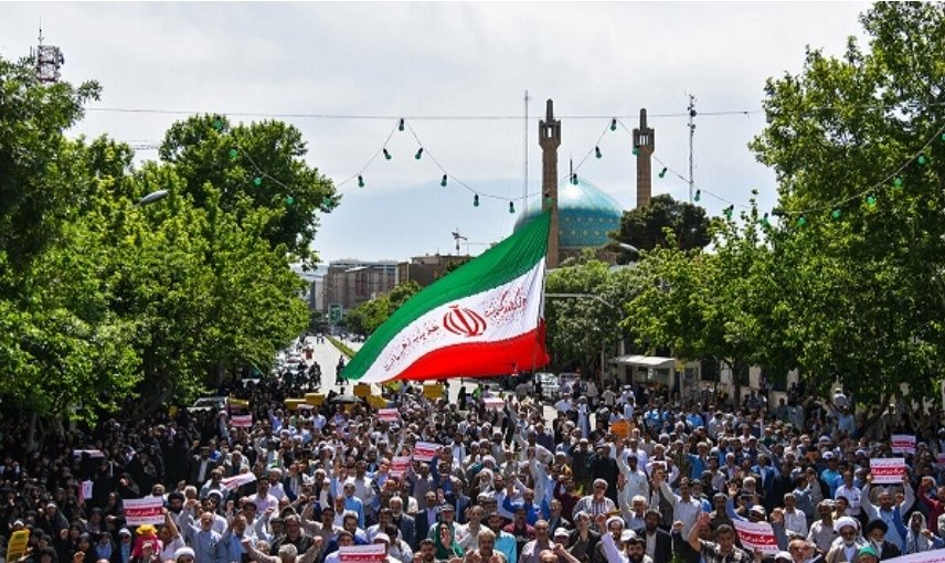 این شکوه جمعی، نه یک شعار، بلکه حقیقتی زنده است؛ حقیقتی که در قلب مردم جریان دارد و هر لحظه آنان را به پیش می‌راند.
##تا_پای_جان_برای_ایران
#میهن_سرافراز