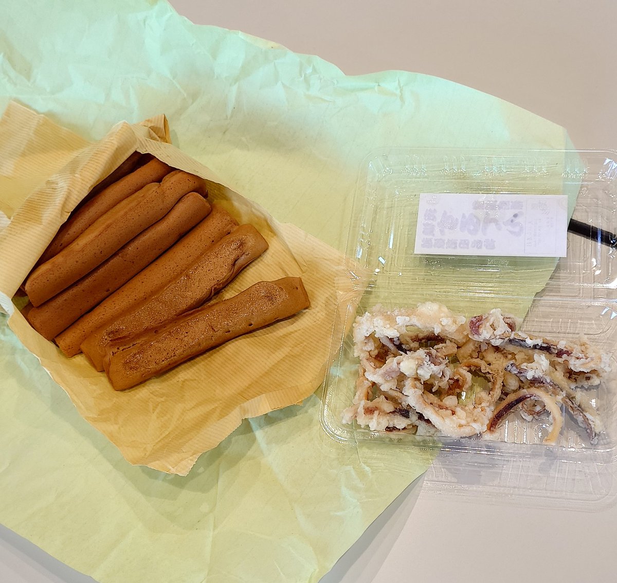 TheodorVonLerch's tweet photo. 髙田城址公園ノ桜 一気ニ咲イタネェー
ソシテ 花ヨリ団子ノ買イ食イ
上越名物 さめ料理ノヒトツなげっとト するめノ天ぷら
新潟ト言エバノぽっぽ焼キ https://t.co/pluSlev8dJ
