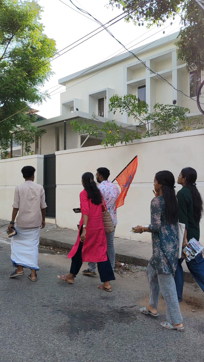 KeralaABVP's tweet photo. NATION FIRST, VOTING MUST..
എബിവിപി കൊല്ലം ജില്ലാ സമിതി നഗരത്തിന്റെ വിവിധ ഭാഗങ്ങളിലായി നടത്തിയ വോട്ടർ ബോധവൽക്കരണ ക്യാംപെയ്ൻ. സംസ്ഥാന ജോയിന്റ് സെക്രട്ടറി കെ എസ് യദു കൃഷ്ണൻ നേതൃത്വം നൽകി..
#Nationfirstvotingmust
#ABVPKerala https://t.co/IMPynINErj