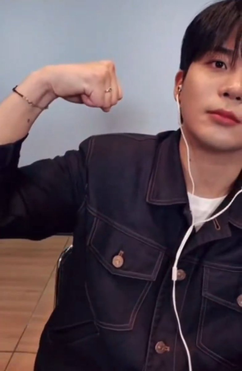 elliot 🌙 tweet media