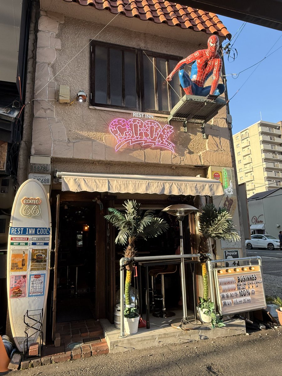 RESTINNCOOL's tweet photo. 4/4(土)18時~23時営業🈺
入場無料DJイベント「April Bash」開催4月も賑やかに…という意味合いを持つイベントです♪ご飲食代のみでお楽しみいただけます😊
ピンクバンズの桜バーガー桜と共にまもなく終了です🌸鮮やかなピンクは年を通して今だけ。是非ご賞味下さい♪明日5/5(日)は店休日です🙏😌 https://t.co/gFAHgjGc2C