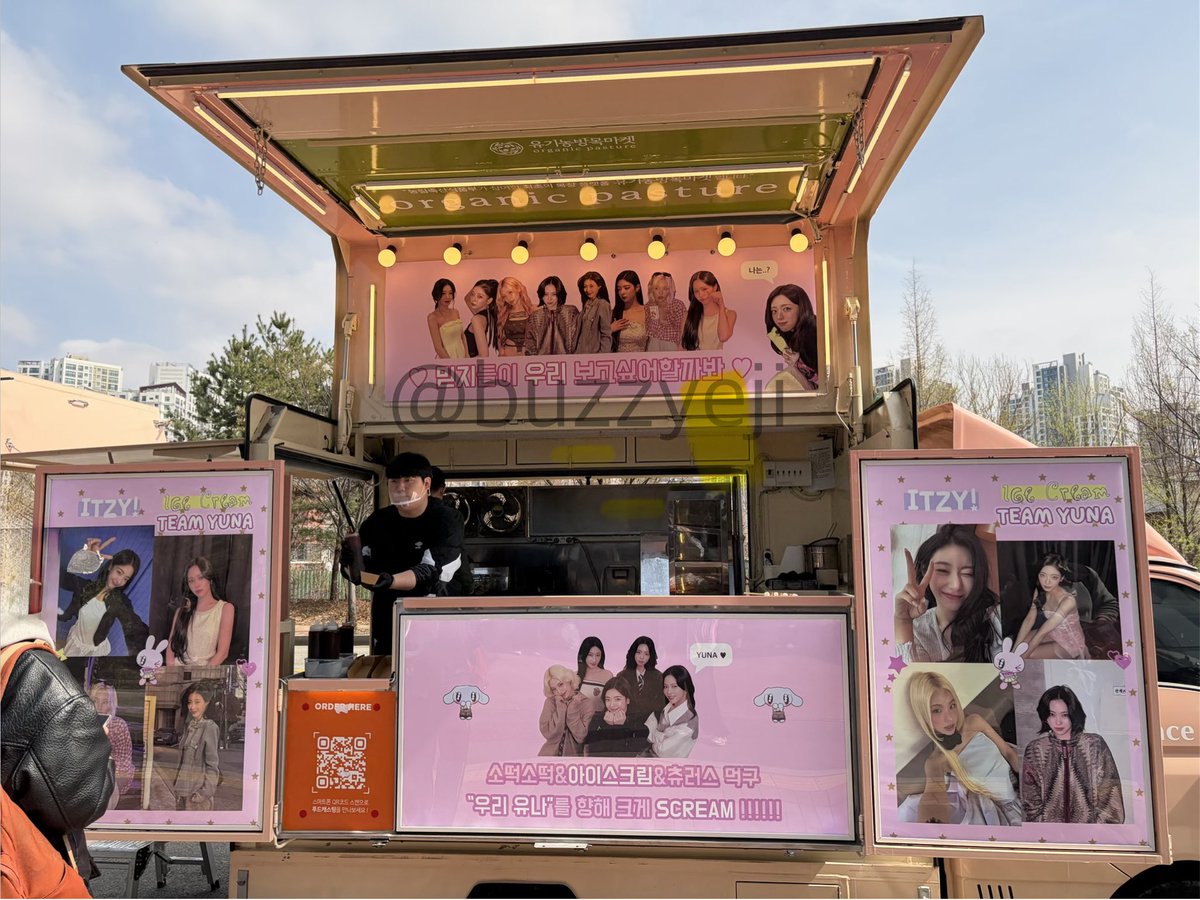 buzzyeji's tweet photo. 260404 있지 유나 음악중심 역조공

언니들이 준비해줬다고한 소떡소떡 + 아이스��림 ��러스!! 오늘 포토카드는 오늘이 음중이고 최대 인원수 공방이라서 특별히 제작된거고 인가부터는 다시 원래 공방포카 배부한대요! https://t.co/e2putsvjho