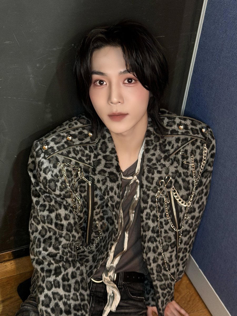 ∴ #MINJE ∵ Twitter ∴ 030426 ∵
⋯⋯⋯

[#MINJE]

Alors c'est moi l'ange, qui d'autre pourrait l'être?!

#ALL_H_OURS #올아워즈
#MINJE #민제
⋯⋯⋯
<a href="/at_ALL_H_OURS/">ALL(H)OURS</a>
#🥞