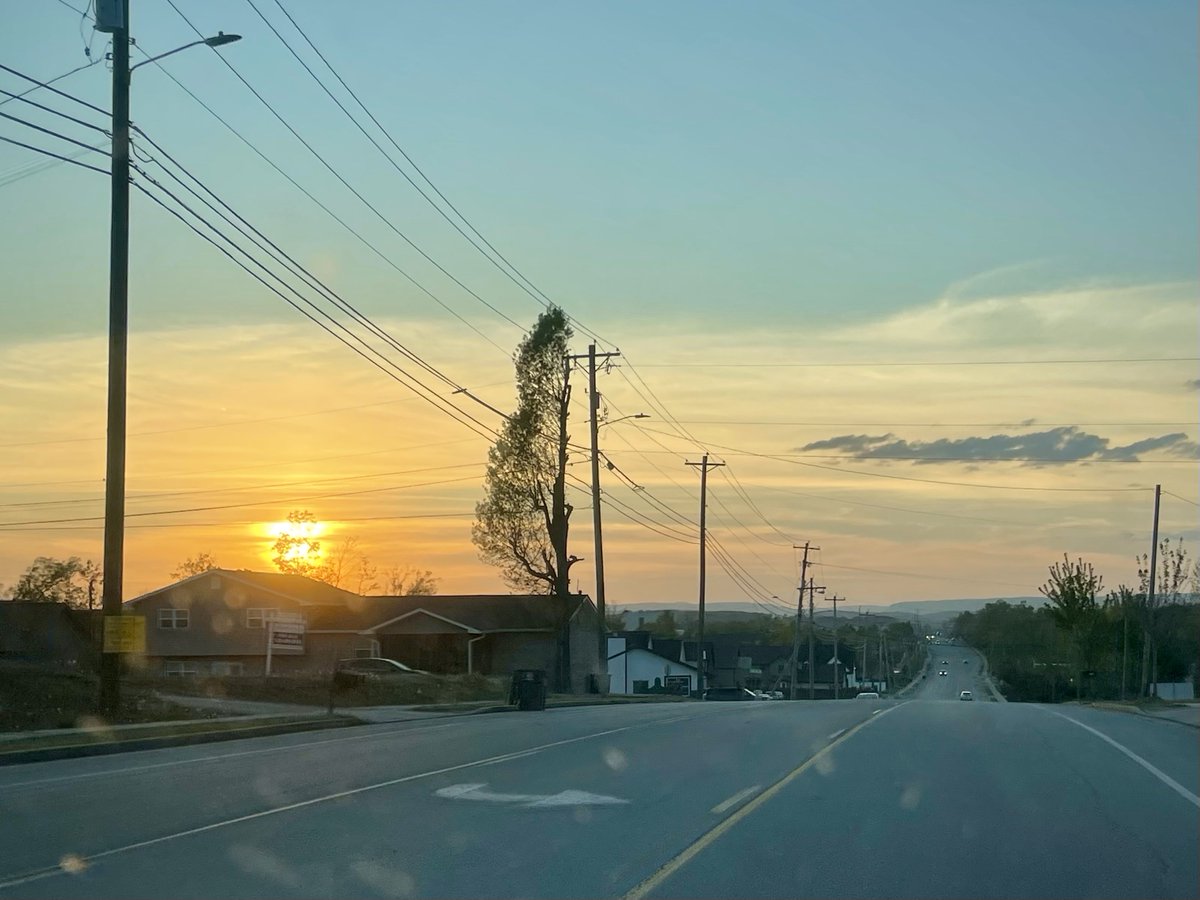 OutonaLemb's tweet photo. A Shallowford Road sunset. ⁦@StormTrack9Dave⁩ https://t.co/aryDvcHVQ5
