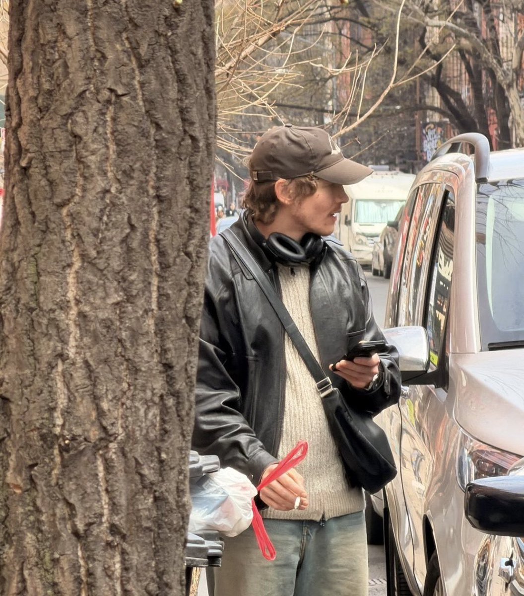 hollanovgirl's tweet photo. las ganas de llevarlo al malba y después ir a tomar unos mates en el centro cultural recoleta mientras me hace escuchar las mezclas que va a subir a soundcloud. https://t.co/zRHy7gAGWQ
