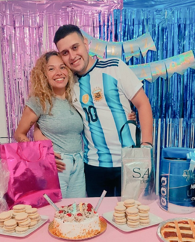 SaloomeeC's tweet photo. Feliz cumpleaños, gracias por tu vida en la mía, que seas inmensamente feliz, que Dios y la vida siempre te regresen todo lo bueno que sos mi amor. Te amo tanto! 🎁🥂🎂❤️ @GonzaloParolini https://t.co/ZibPoYhUbK
