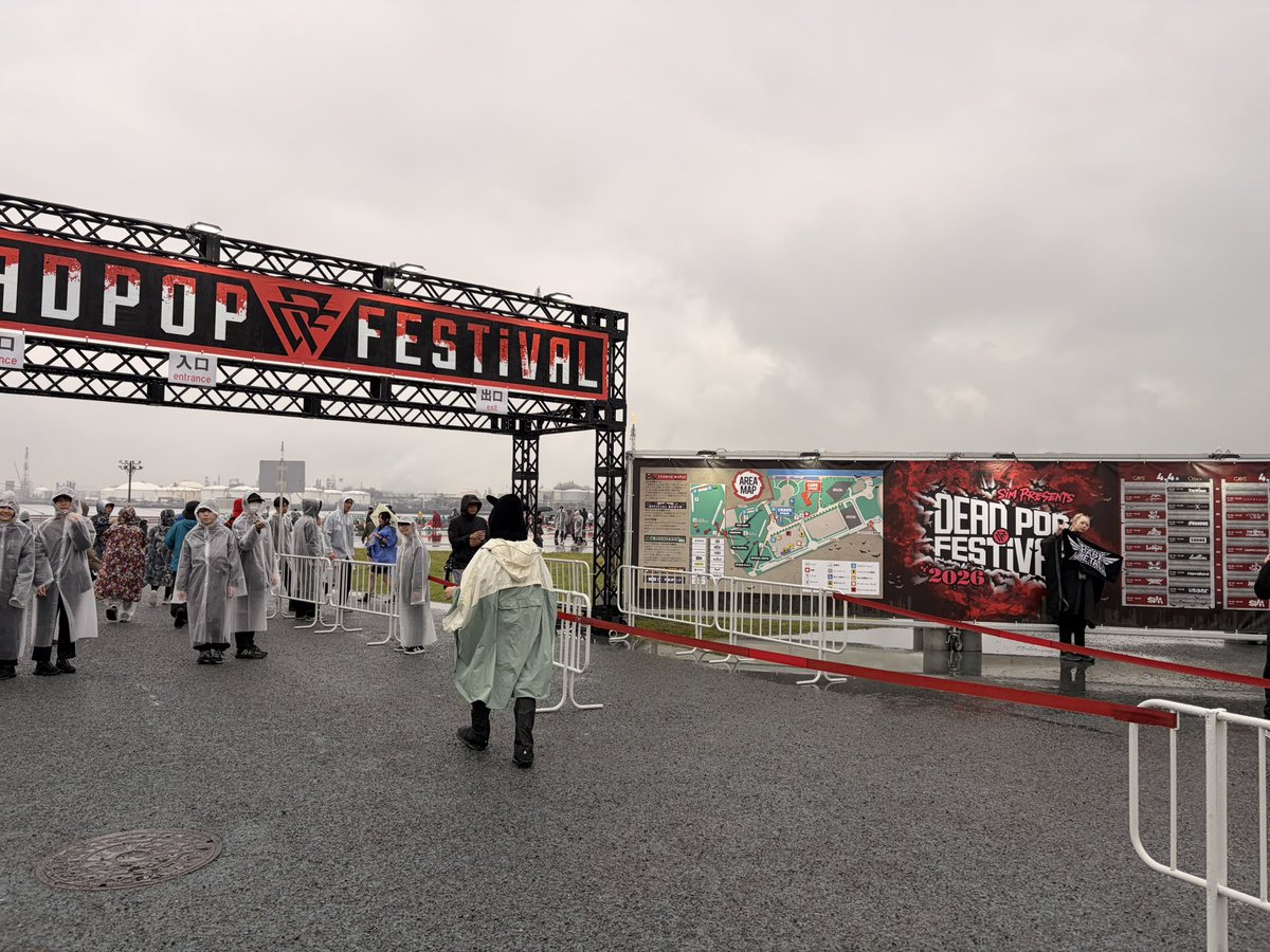 TMBM10's tweet photo. DED POP雨だけど楽しむ https://t.co/MsDnv4XMhA