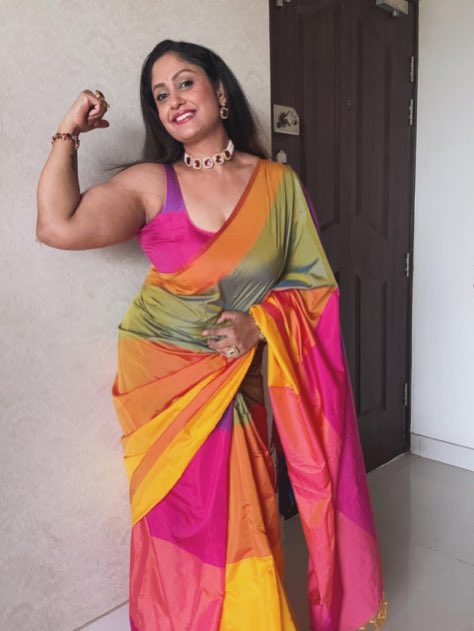कोई पंगा हो जाए तो बुला लेना,

में अकेले निपट लुंगी 💪😉