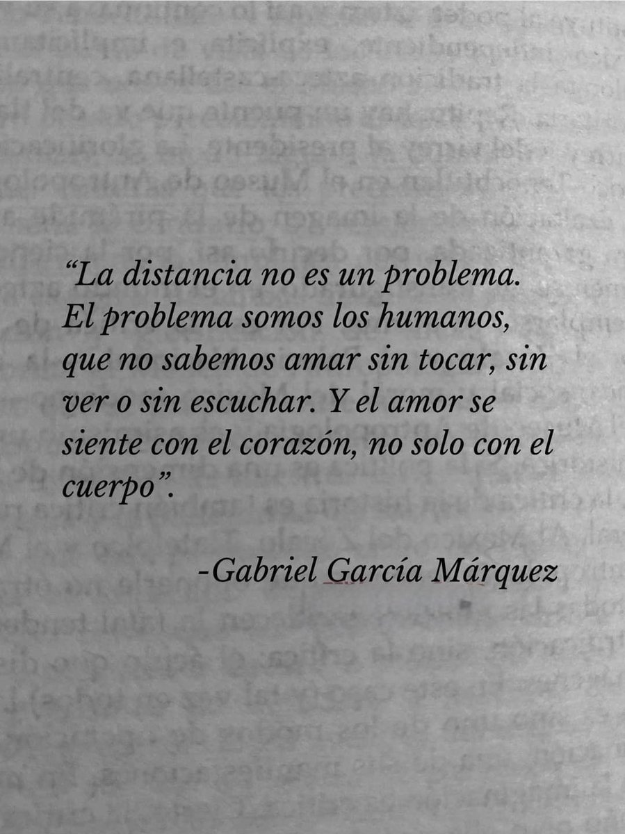Cementedelibros's tweet photo. Hay ideas que no llegan por casualidad, llegan cuando estás listo para entenderlas. A veces vienen de libros que no solo cuentan historias, sino que parecen leerte a ti. Y ahí descubres que no es la trama lo que se queda, sino todo lo que vive entre líneas.
#cementeriodelibros https://t.co/OKSPXtso0u