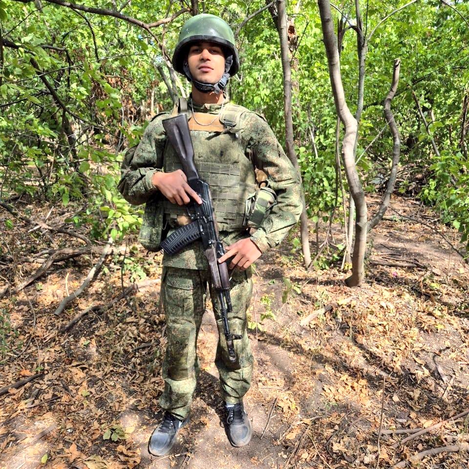 रूस की सेना में जबरन भर्ती किए गए रामपुर (यूपी) के 22 वर्षीय शावेज़ की गोली लगने से मौत हो गई। आज सुबह डेडबॉडी रूस से दिल्ली एयरपोर्ट पर आई है। शावेज़ 9 महीने पहले स्टील फर्नीचर का काम करने रूस गया था। 2 महीने बाद ही उसे सेना में शामिल कर लिया गया।