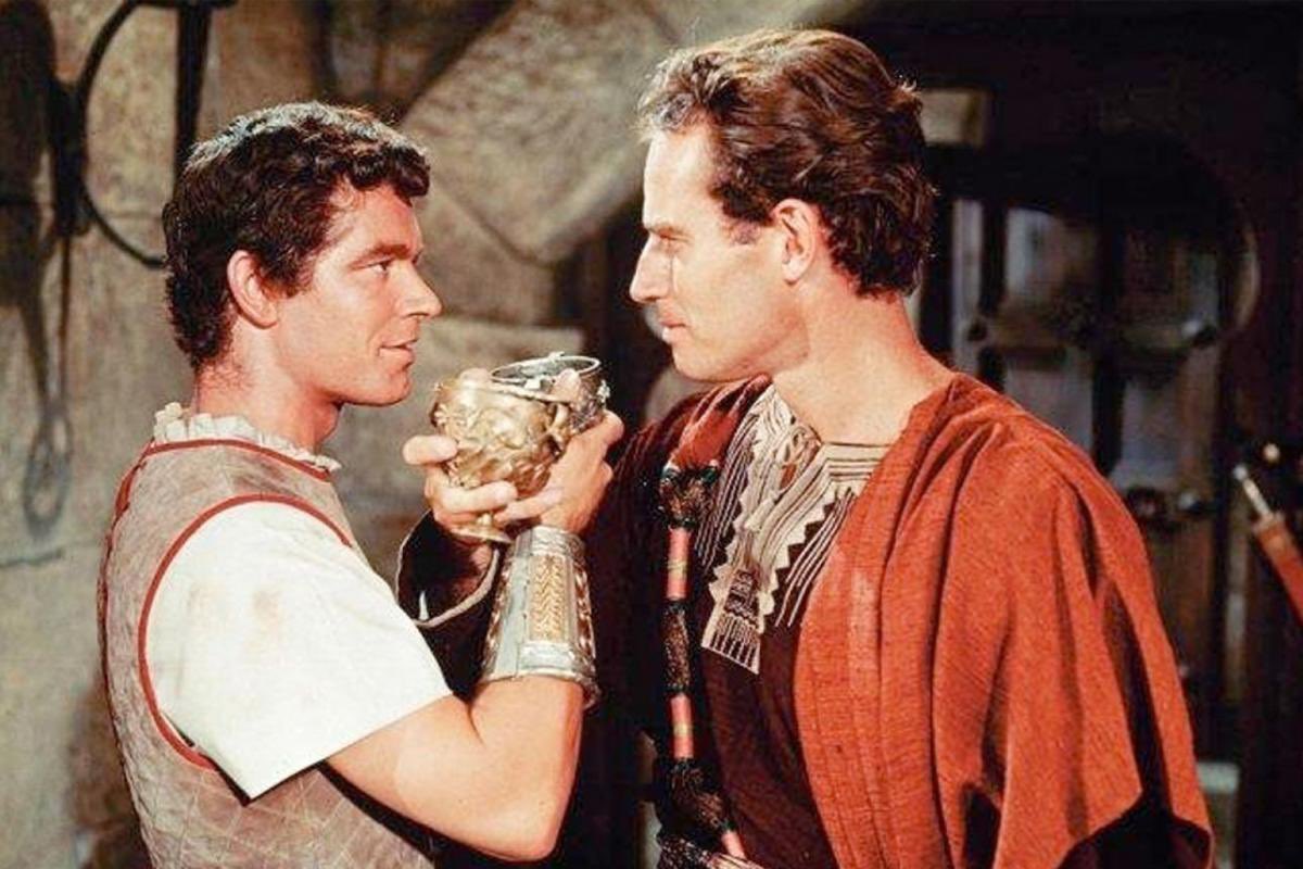 JuanRoures's tweet photo. Los homófobos lloriquean al leer sobre el subtexto gay de «Ben-Hur», pese a que los propios Gore Vidal, William Wyler y Stephen Boyd abordaron la relación entre Messala y el protagonista desde el deseo y el despecho. En cualquier caso, la interpretación es libre. https://t.co/aJzP4gzU6t