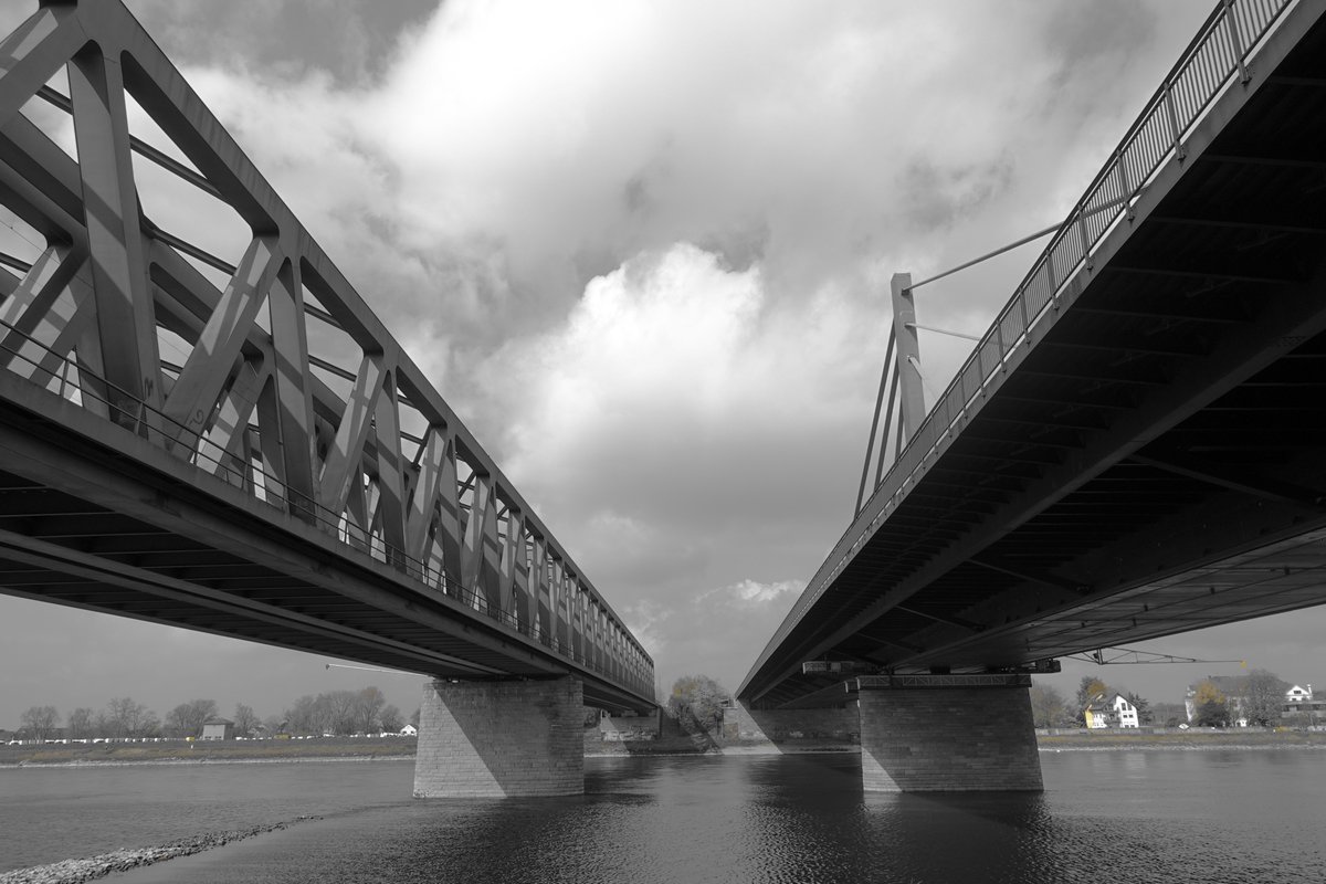 KopfYvonne's tweet image. Manchmal weiß man einfach nicht, welche Brücke man nehmen soll, man weiß nur, dass man unbedingt auf die andere Seite möchte. Zur Not schwimmend.

Guten Morgen! Habt alle einen wunderbaren Tag!

#BeKind #Dankbarkeit #LiebeIstAlles #SchönesGegenDoofes #FloodTheZoneMitSchoenem