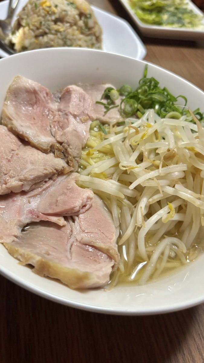 shuu__osaka's tweet photo. おうち塩ラーメンとチャーハン
スープと生麺買ってきて
焼豚は肩ロースで作った
うまかった！

＃おうちごはん
＃塩ラーメン
＃炒飯
＃焼豚
＃料理 https://t.co/PkOu82TzNe