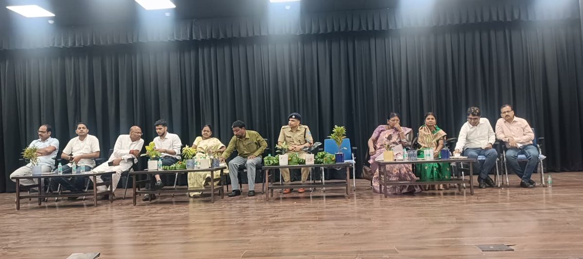 prabhatkhabar's tweet image. सरायकेला खरसावां जिला का 25वां स्थापना दिवस समारोह आयोजित  किया गया. अधिकारियों ने नागरिकों से शांति, विकास और सामाजिक कुरीतियों से मिलकर लड़ने की अपील की है. 

#SaraiKelaKharsawan #DistrictDay #JharkhandNews #SocialAwareness #CommunityDevelopment #PoliceRanking