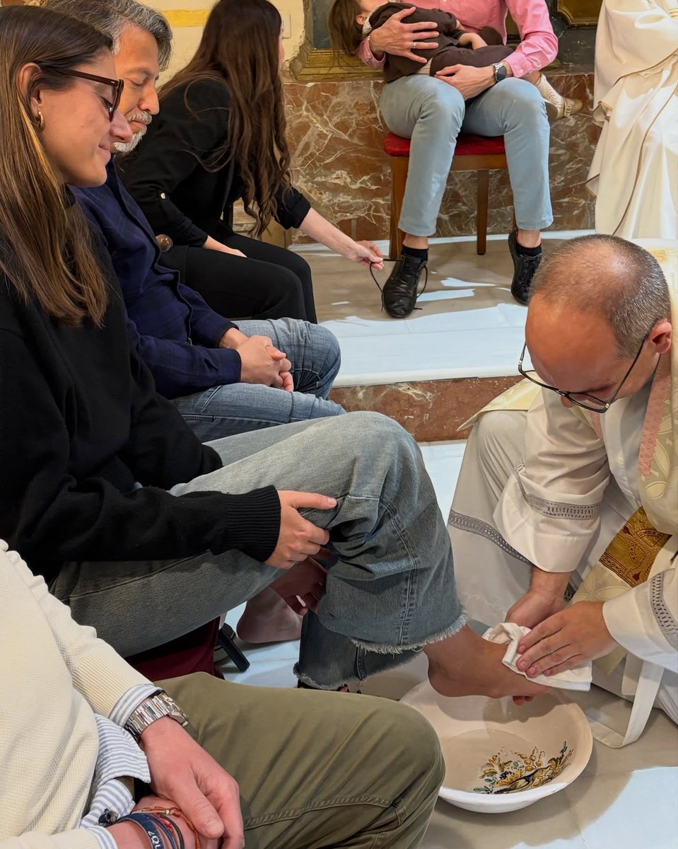 misionerospaul's tweet photo. La Parroquia de @nsmonteolivete ha vivido con intensidad el corazón de la Semana Santa.

El #JuevesSanto, en la Cena del Señor, se contempló el gesto del lavatorio de los pies, donde Jesús muestra que el amor verdadero se expresa en el servicio y en la entrega sin medida.

La Eucaristía se vivió con recogimiento, poniendo la mirada en un Dios que se queda, se entrega y se hace alimento.
