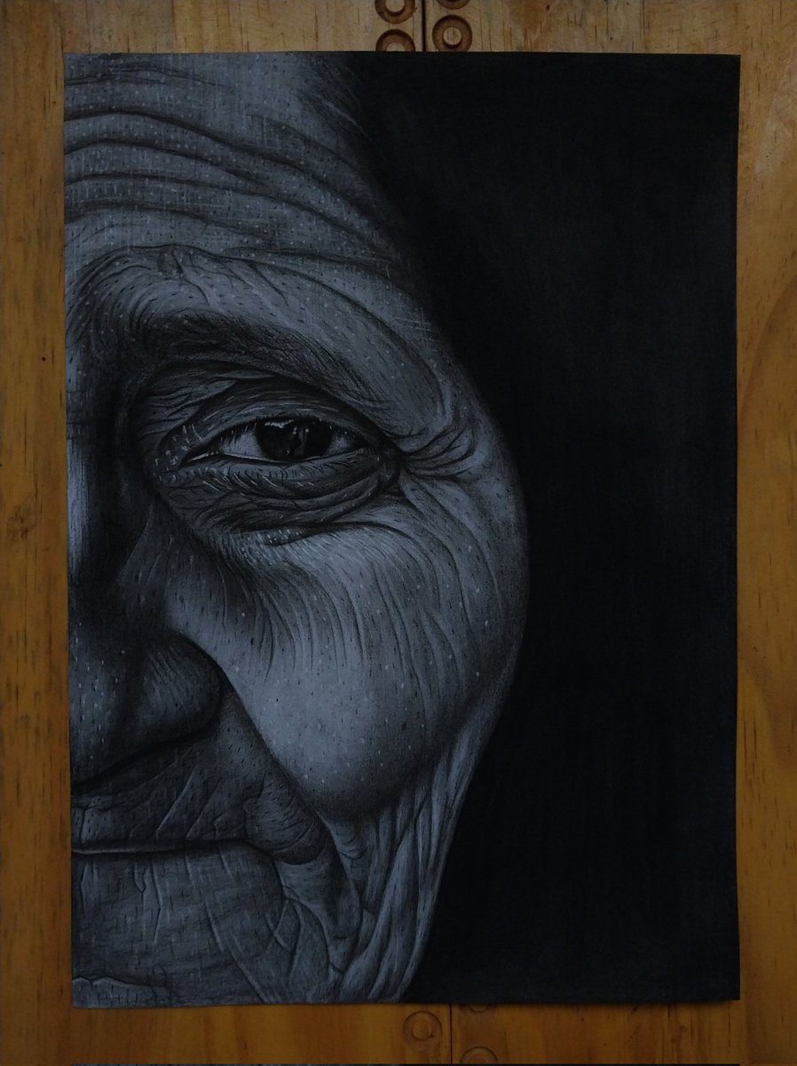 Andy21249542's tweet photo. #art #drawing #hyperrealistic #portrait #charcoal #sketch https://t.co/zAtVjOzT8i