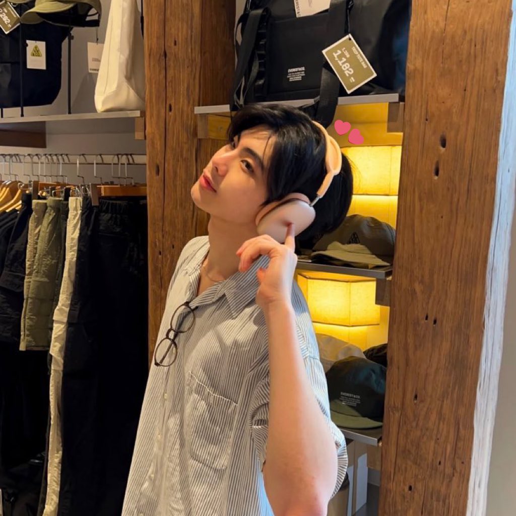 savemeowz's tweet photo. You can actually tell that thee loves pink sm!!!!! from his new ig user handle, to his headphone and even his powerbank 🥹🫰

#tthi_eks @tthi_eks https://t.co/NkQeZZgNrq