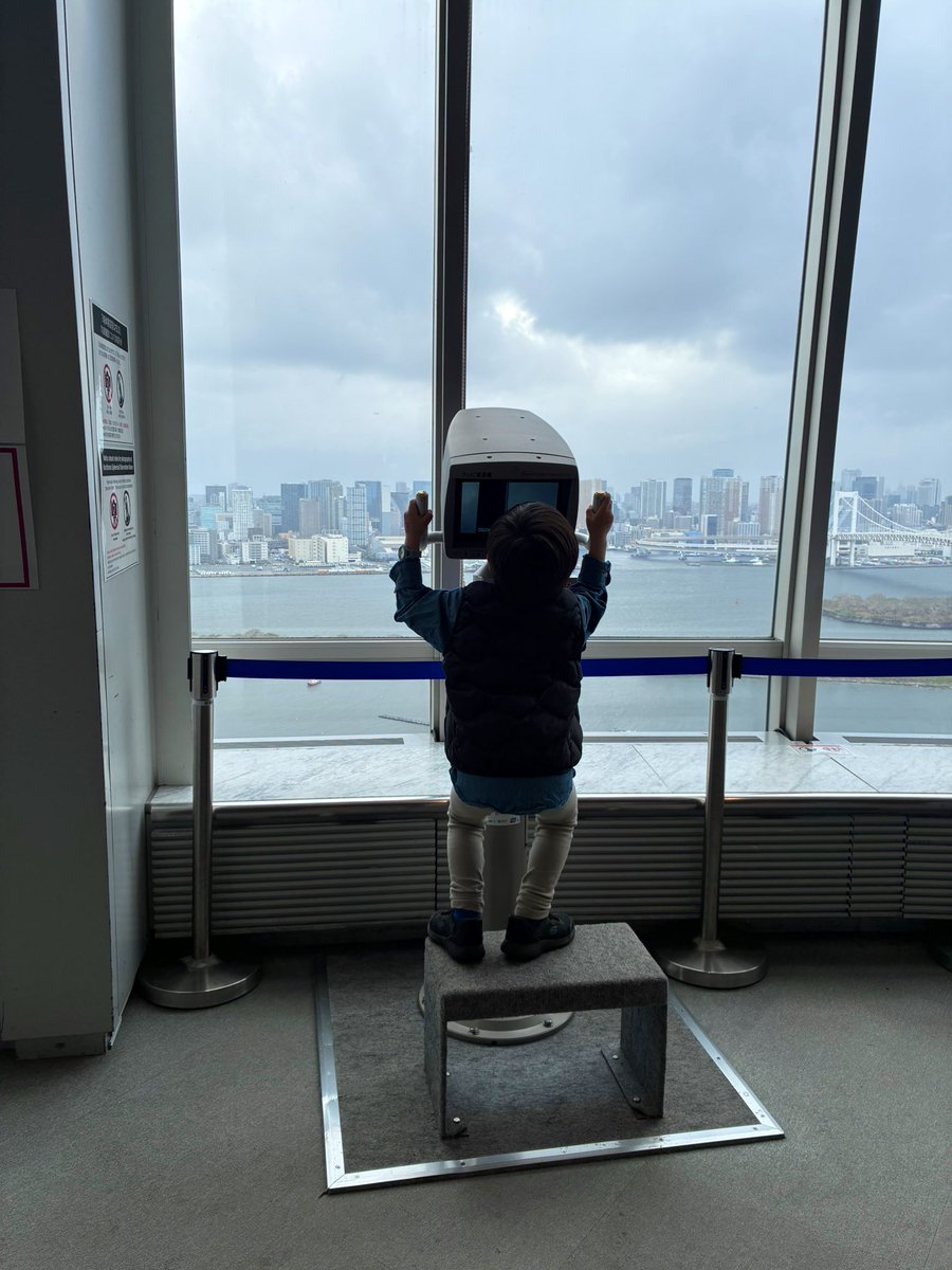 akioshio's tweet photo. めざましテレビのせいかちゃんとガチャピンムックはフジテレビの球体展望室に住んでいると信じていたらしく、めざましテレビの関係者らしき人が誰もいなくて愕然としている様子 https://t.co/9b1iXNRr31
