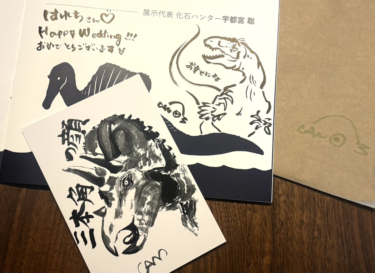 weasleys_ww's tweet photo. 遅くなりましたが…！
なにわの恐竜時代展のパンフレット、
CANさん(@dinocan2018)のサイン入りが届きました🥰
デイノニクスぅぅ！かっけぇぇ！
素敵なメッセージもありがとうございます😭✨️
恐竜に触れるのが久しぶりすぎて…
なんか感動してしまった〜(；；)！！ https://t.co/hJs6jywXO3