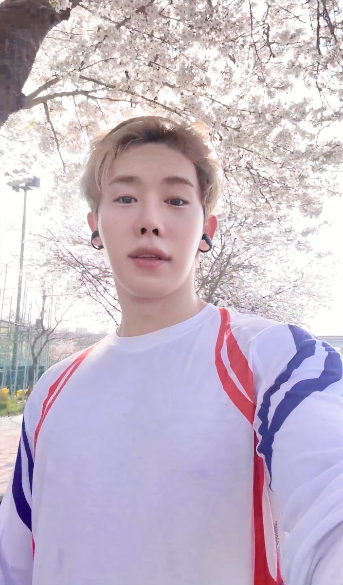 cafemocha021's tweet photo. 봄날의 미남🌸

#원호 #WONHO https://t.co/hoSvN1u7Yk