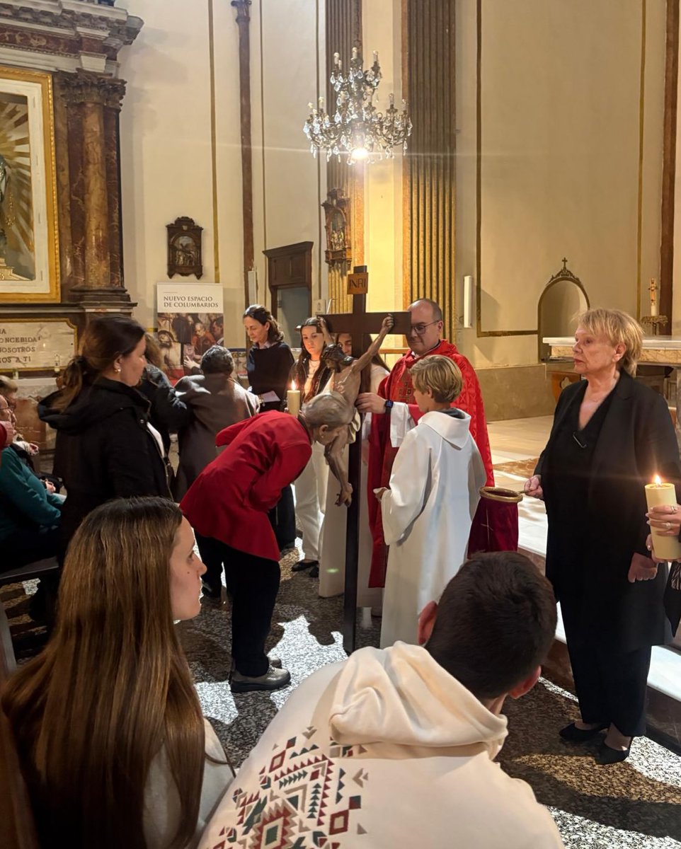 misionerospaul's tweet photo. El #ViernesSanto en @nsmonteolivete estuvo marcado por el acompañamiento a Cristo en su Pasión: silencio, oración, Vía Crucis y Oficios.

La adoración de la Cruz invitó a contemplar un amor que se entrega hasta el extremo, poniendo la vida en manos de Dios y confiando en su amor que todo lo transforma. 

#SemanaSanta2026 #ParroquiaMonteolivete